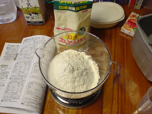 小麦粉を計ります